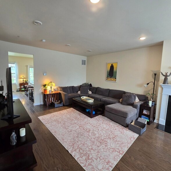 Building Photo - 76 Albert Ct