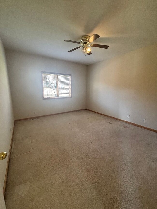 Building Photo - Spacious 3 bed / 2.5 bath Townhome in Millard