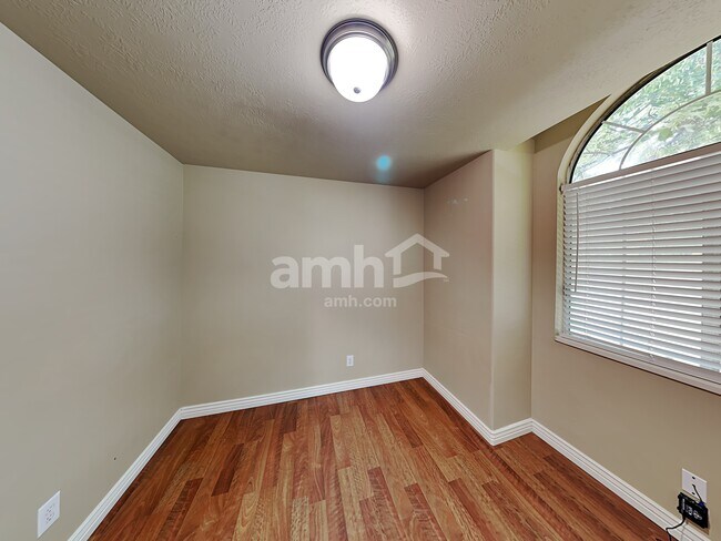 Building Photo - 1329 E 410 S St