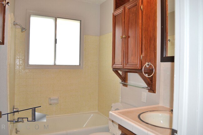 Building Photo - 7th St Units