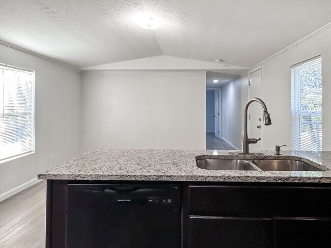 Building Photo - Move-In Ready Home Near Canyon Lake – Fresh Interior, Deck & Detached Garage