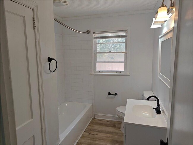 Building Photo - 810 Wesleyan Dr