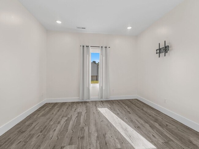 Building Photo - Charming 3 Bedroom Home in Spartanburg – Modern Upgrades & Stylish Finishes