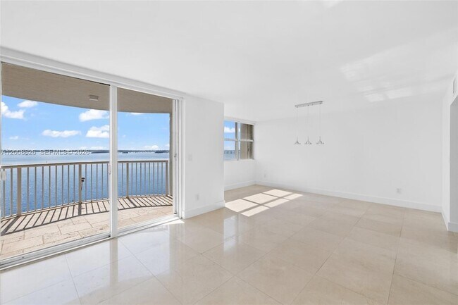 Building Photo - 1420 Brickell Bay Dr