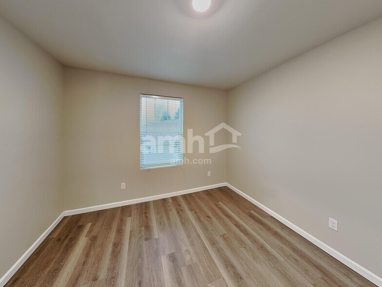 Building Photo - 5748 86th Dr NE