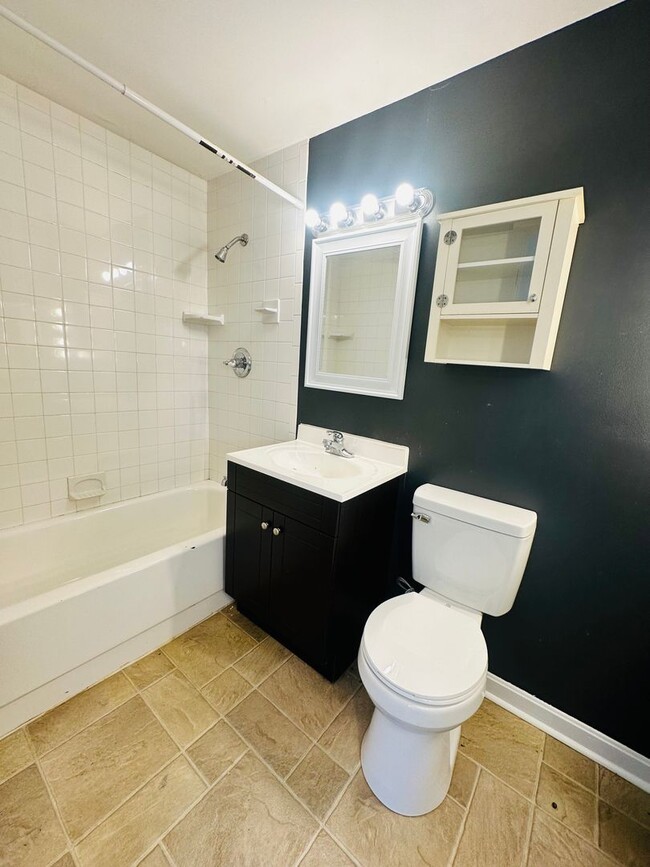 Building Photo - Spacious and stylish home in a prime Louisville location!-Ask about our Long-Term Leasing Specials!