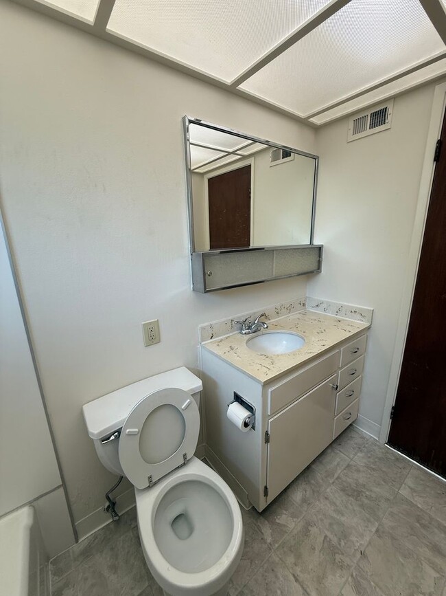 Building Photo - 3 bed 2 bath available in Sacramento!