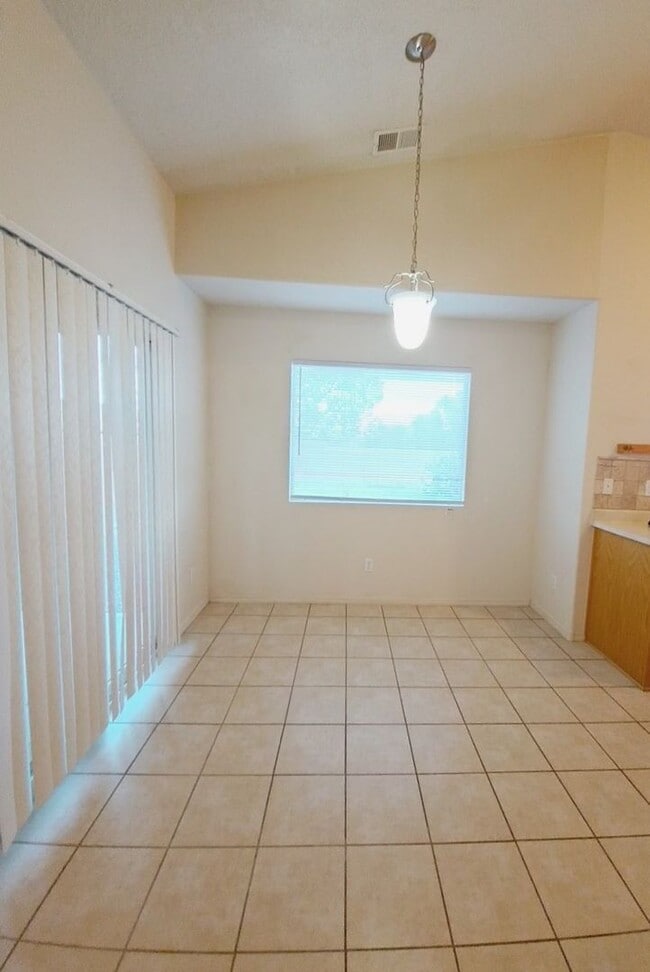 Building Photo - MOVE IN SPECIAL! 1/2 off 2nd months rent! Cute 3 bed, 2 bath home in Huning Ranch