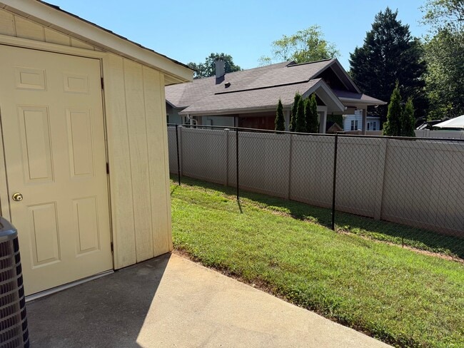 Building Photo - Charming & Private Townhouse in NW Hickory...