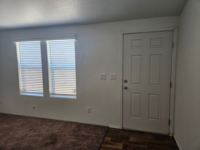 Building Photo - Very cute 3 bed/2 bath manufactured home w...