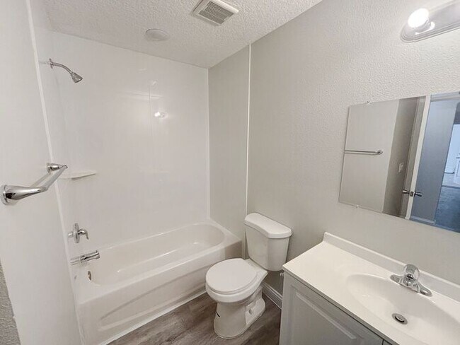 Building Photo - Lovely 3-Bedroom Home in the Heart of Midw...