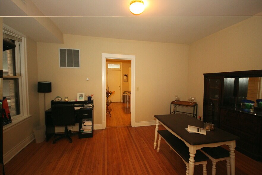 Building Photo - 1336 W Belmont Ave