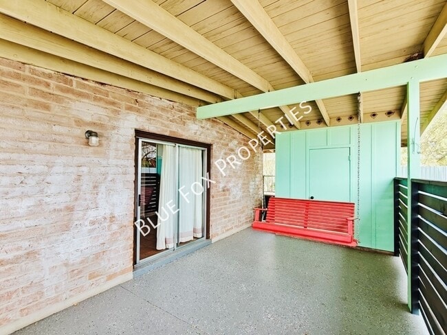 Building Photo - 633 N Avenida Calma