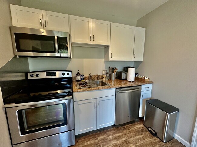 Building Photo - Fully Furnished One Bedroom Apartment in t...