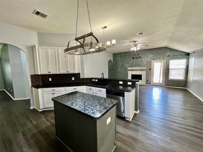 Building Photo - 3210 Blue Bonnet Dr