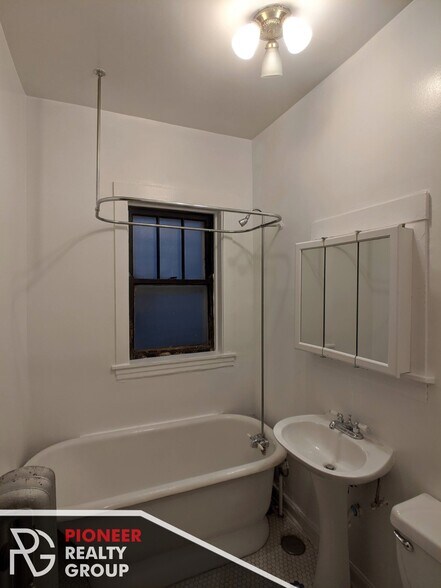 Building Photo - 822 W Waveland Ave