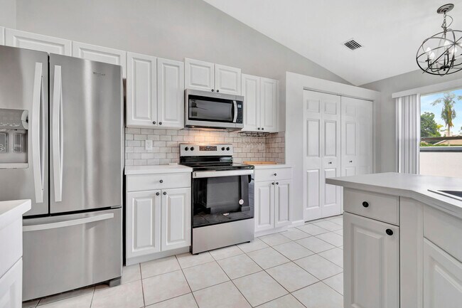 Building Photo - 1588 Farmington Ave