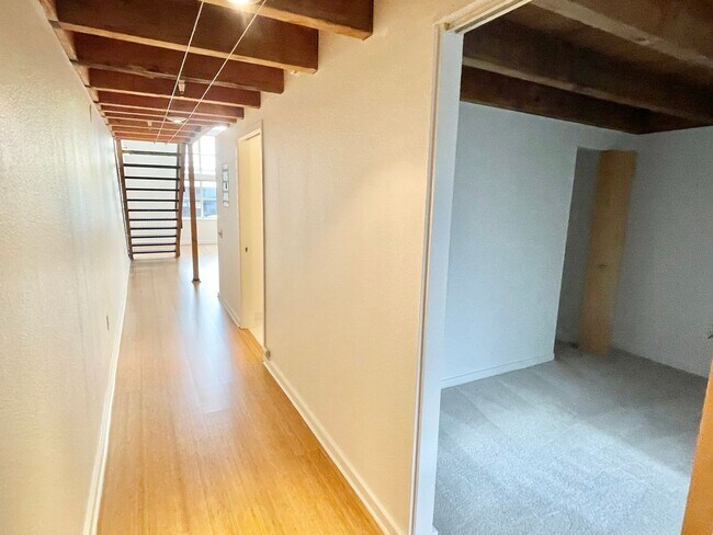 Building Photo - HUGE 2 Level 2br/1.5Ba Loft, High Ceilings...