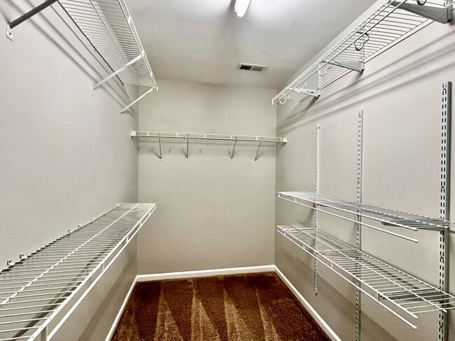 Building Photo - UPDATED, 4 Bedrooms!