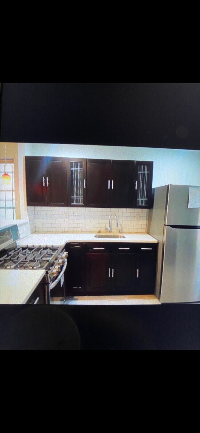 Eat in kitchen, stainless steel appl & glass panel windows - 603 N 32nd St