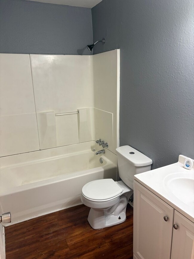 Building Photo - 3 bedroom and 1 bathroom house- $1000 move-in special