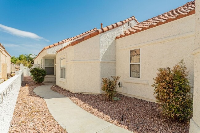Building Photo - Remodeled 3 Bed Single Story Home