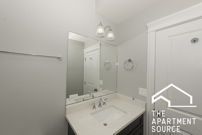 Building Photo - 2346 W Grand Ave