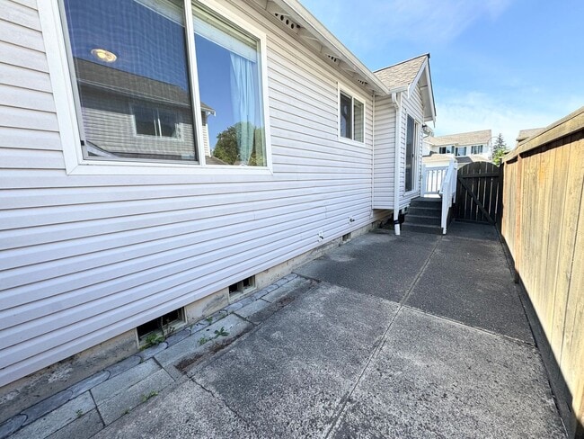 Building Photo - Spacious rambler 2 beds plus den