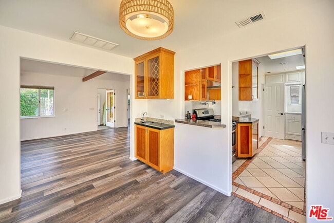 Building Photo - 655 Brooks Ave