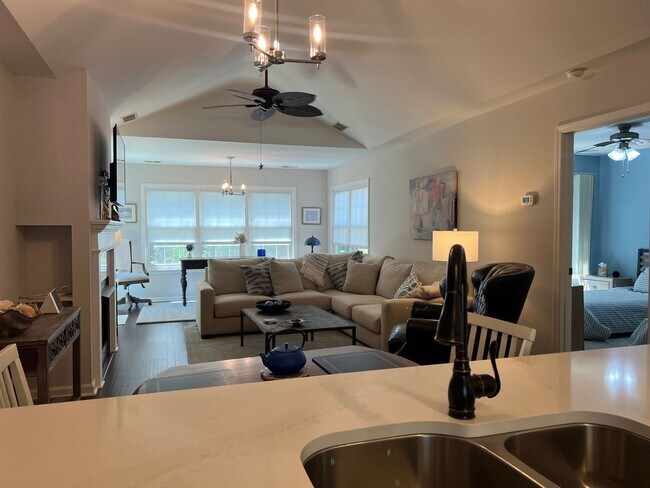 Building Photo - Lovely Condo in Shipyard with a Garage