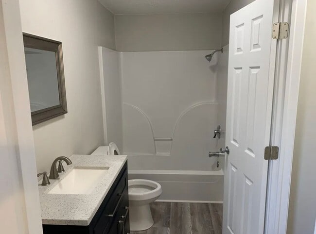 Building Photo - 3 bedroom/2 bath house