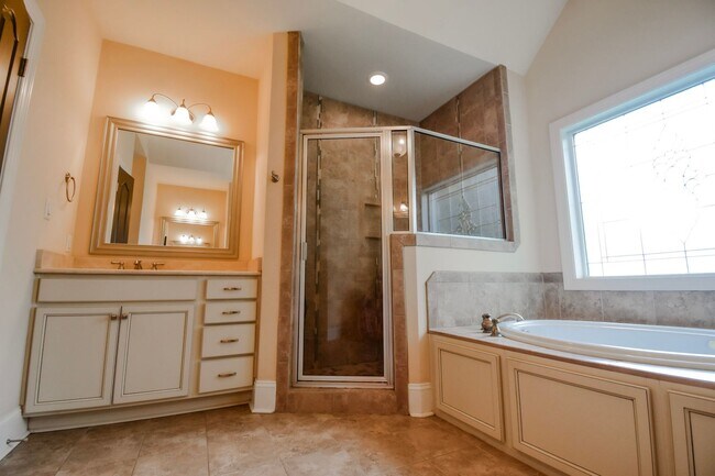 Building Photo - 4 Bedroom 2.5 Bathroom- Small Dogs Considered