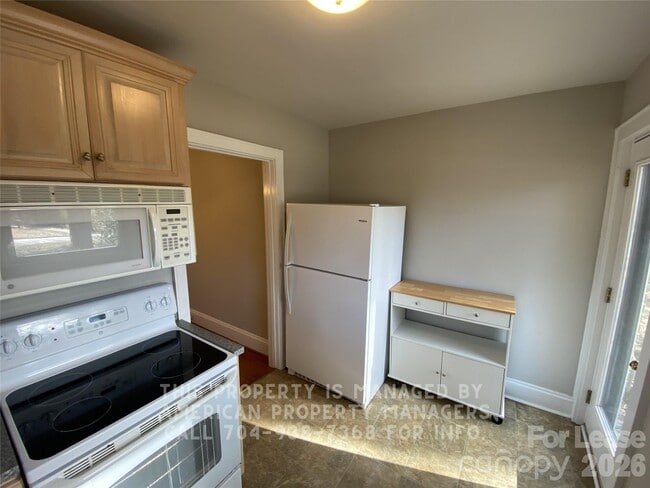 Building Photo - 733 Ideal Dr SE