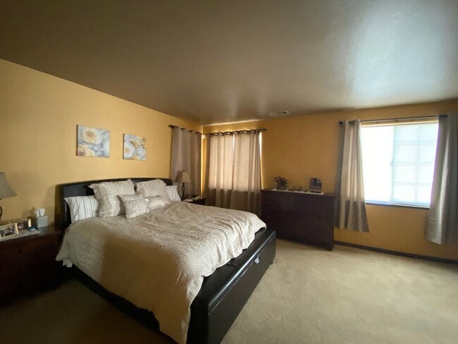 Building Photo - Beautiful Single Story 3 Bedroom 2 Bath! WITH SOLAR!