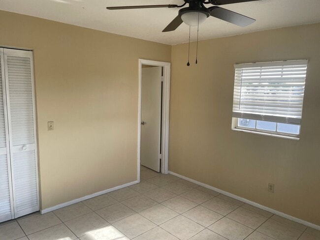 Building Photo - 2 bedroom 2 bath - walk in closet - master - dining area in kitchen