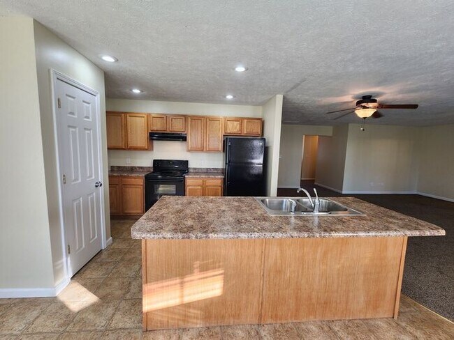 Building Photo - Large 5 Bedroom Home & Pets Welcome*