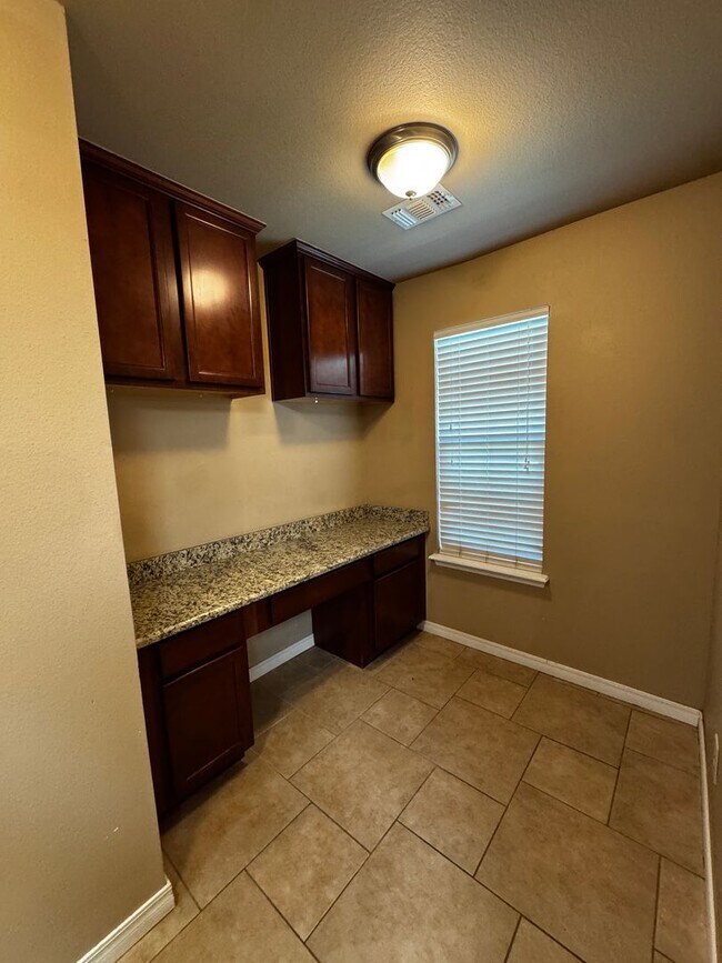 Building Photo - Located in Tradewinds! 3/2/2