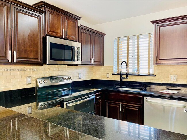 Building Photo - 6225 SW Kendale Lakes Cir