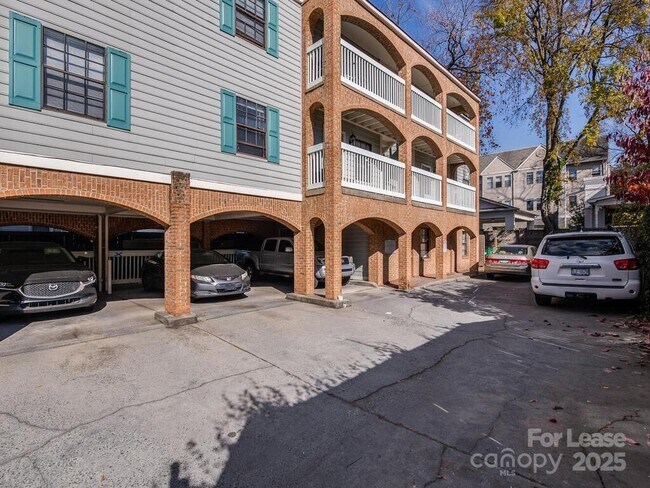 Building Photo - 406 W 9th St