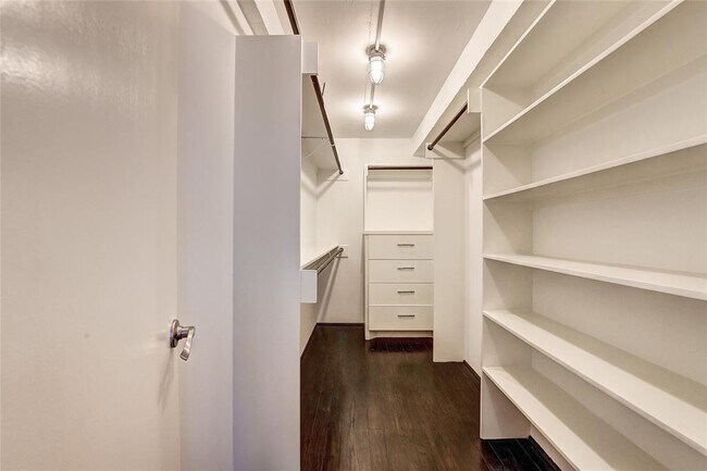 Building Photo - 1025 S Shepherd Dr