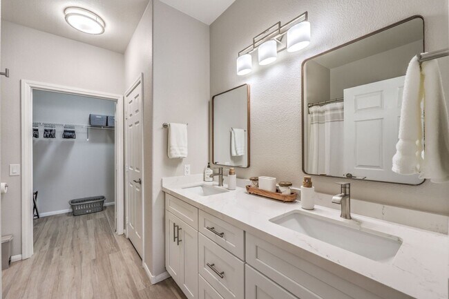 Building Photo - fully furnished, 1 bed, 1 bath condo in gated community