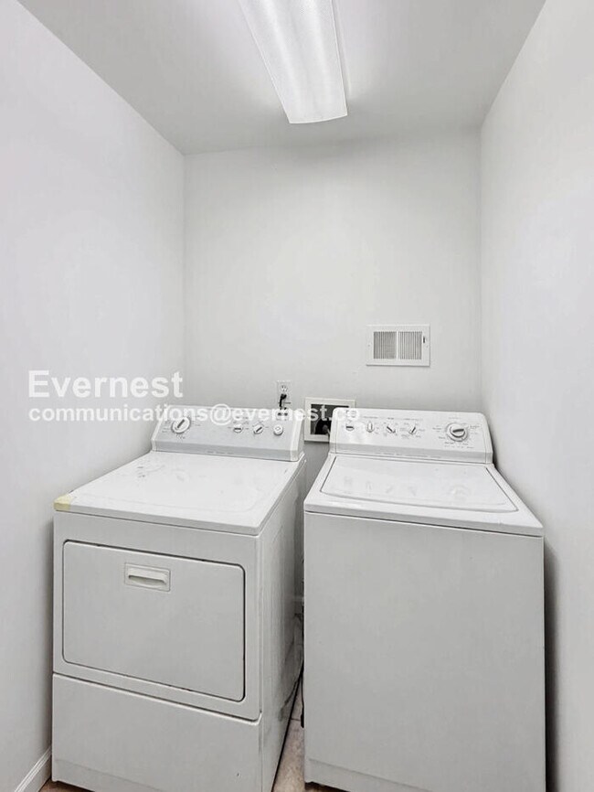 Building Photo - Spacious 3 Bed, 2.5 Bath Home with Fenced Yard and Attached Garage