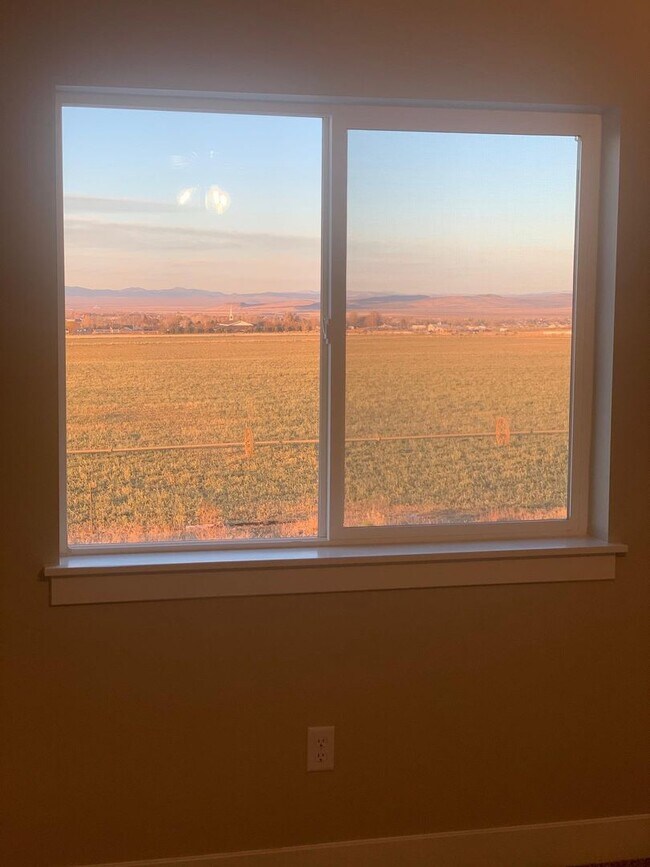 Building Photo - Price reduced! Beautiful Town home in Cedar City