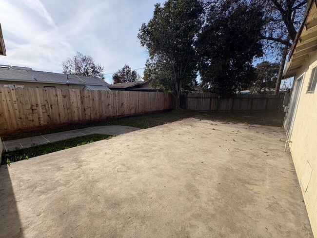 Building Photo - Spacious NW Visalia Home Rent Ready!
