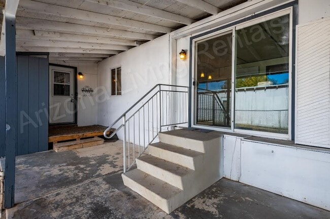 Building Photo - COZY & SPACIOUS