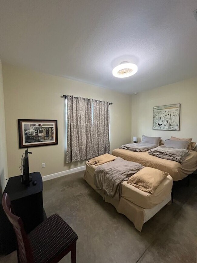 Building Photo - Gorgeous Fully Furnished 4BR/3BA Home – Id...