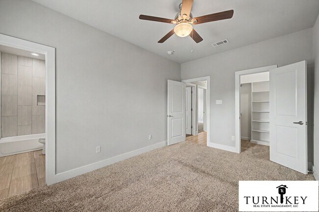 Building Photo - 8037-8039 Arbor
