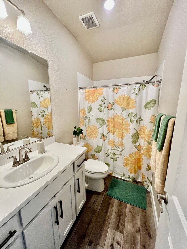 Building Photo - Awesome 3 Bedroom Home for Rent in West Ro...