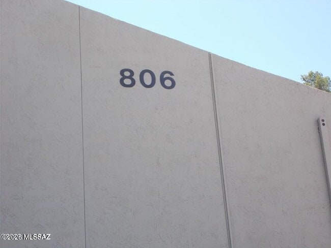 Building Photo - 806 S Langley Ave