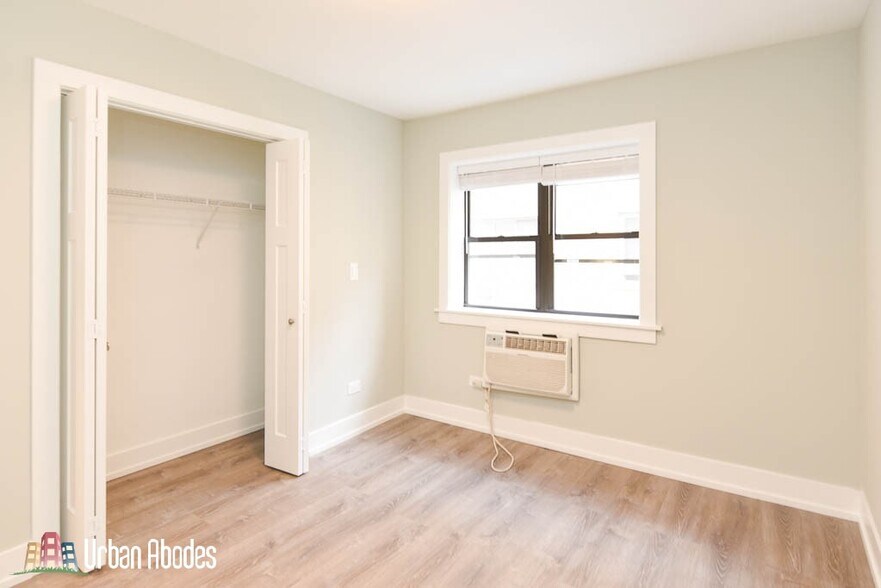 Building Photo - 456 W Barry Ave